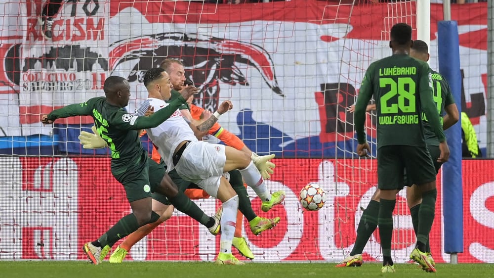 Das Tor zum 2:1 für Salzburg: Noah Okafor (in Weiß) schießt den Ball nach einer Ecke ins Wolfsburger Netz.