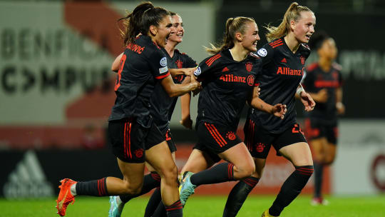 Umjubelte Matchwinnerin bei Benfica Lissabon: Bayern Münchens Georgia Stanway (Mi.).