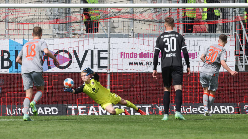 Der Siegtreffer: Muslija (re.) trifft vom Punkt gegen Ingolstadt.