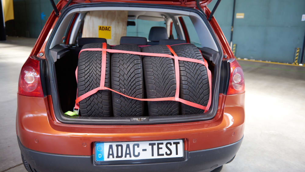 Reifen-Transport im Auto