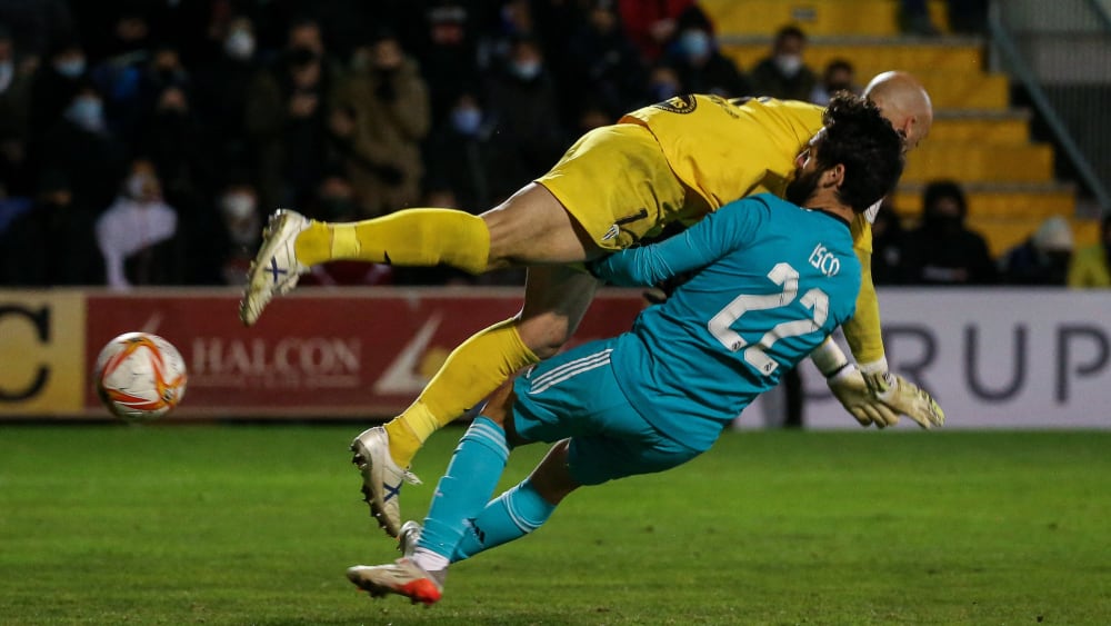 Kurioser Treffer:&nbsp;José Juan und Isco prallen zusammen - anschließend befördert der Keeper den Ball ins eigene Tor.&nbsp;