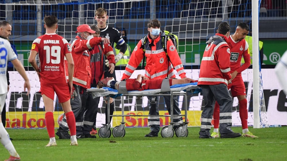 Musste in Duisburg wegen einer Kopfverletzung vom Platz getragen werden: Kaiserslauterns Felix Götze.