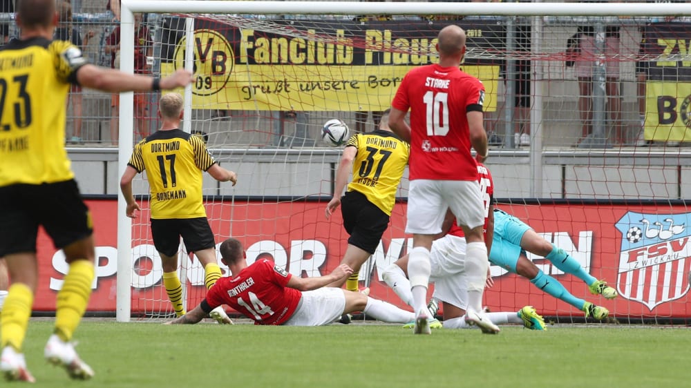 Spiel gedreht: Tobias Raschl (#37) erzielte nach der Pause den 2:1 Endstand und bescherte dem BVB den Auftaktsieg.&nbsp;