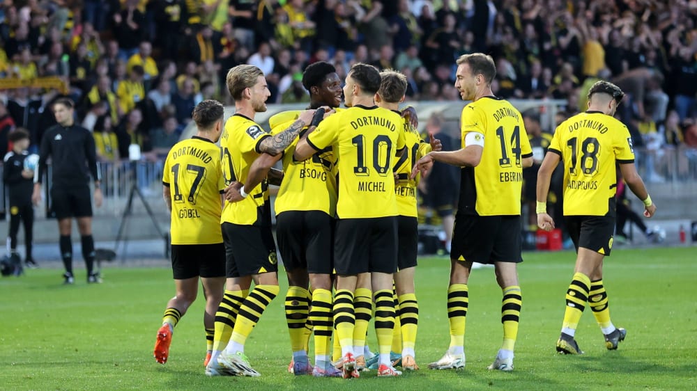 Die Dortmunder Mannschaft bejubelt den Siegtreffer von Paul-Philipp Besong.