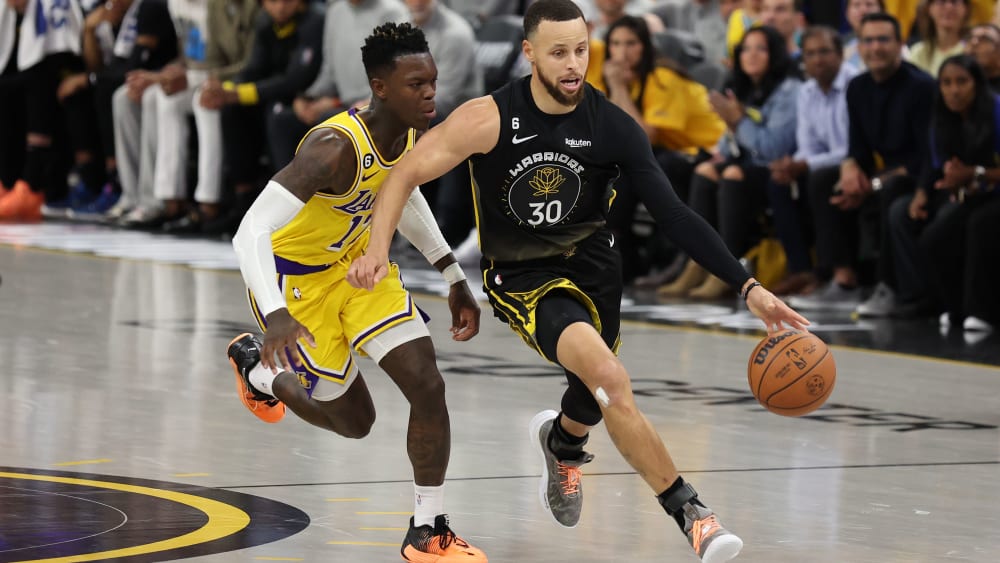 Stephen Curry auf den Fersen: Lakers-Bankspieler Dennis Schröder (li.).