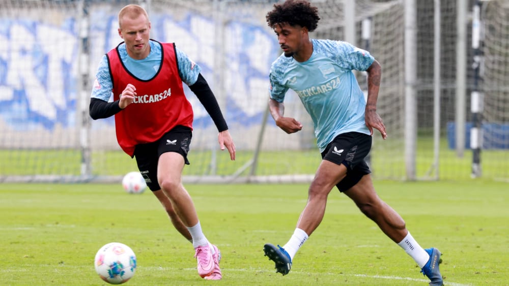  Jeremy Dudziak (re., daneben Jon Dagur Thorsteinsson) spielt bei Hertha BSC aktuell um einen neuen Vertrag.