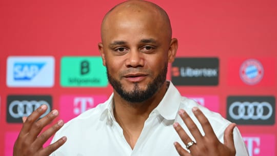 Trainer Vincent KOMPANY (Bayern Muenchen), Gestik, Einzelbild,angeschnittenes Einzelmotiv,Portraet,Portrait,Porträt. Pressekonferenz. Offizielle Vorstellung Trainer Vincent KOMPANY (Bayern Muenchen) am 30.05.2024 in Muenchen. Fussball 1. Bundesliga,Saison 2023 2024. Â *** Coach Vincent KOMPANY Bayern Muenchen , gesture, single picture, cropped single motif, portrait, portrait, portrait press conference Official presentation coach Vincent KOMPANY Bayern Muenchen on 30 05 2024 in Munich Football 1 Bundesliga, season 2023 2024 Â