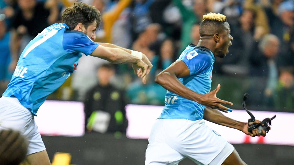 Napolis Spieler der Saison: Khvicha Kvaratshkelia (li.) und Victor Osimhen brachten auch in Udine den entscheidenden Treffer.