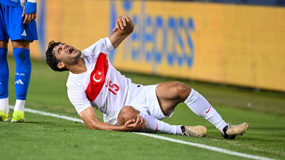 Der Schockmoment: Bundesliga-Profi Ozan Kabak verletzt sich gegen Italien am Knie.