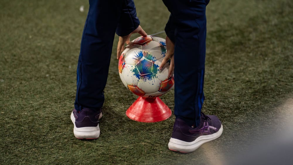 Bald überall die Regel? Auf Schalke legt ein Balljunge einen Ball auf ein Markierungsplättchen.