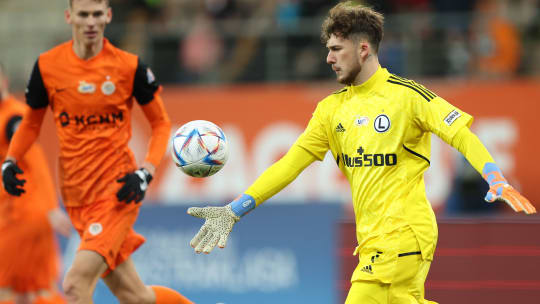 Legia-Keeper Kacper Tobiasz (re.) könnte zukünftig ein Thema in Wolfsburg werden.