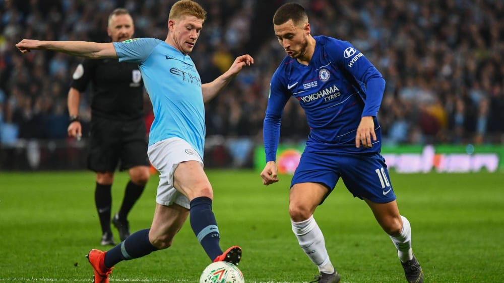 2019 standen sich Manchester City mit Kevin de Bruyne (li.) und der FC Chelsea mit Eden Hazard im Finale des League Cup gegenüber.