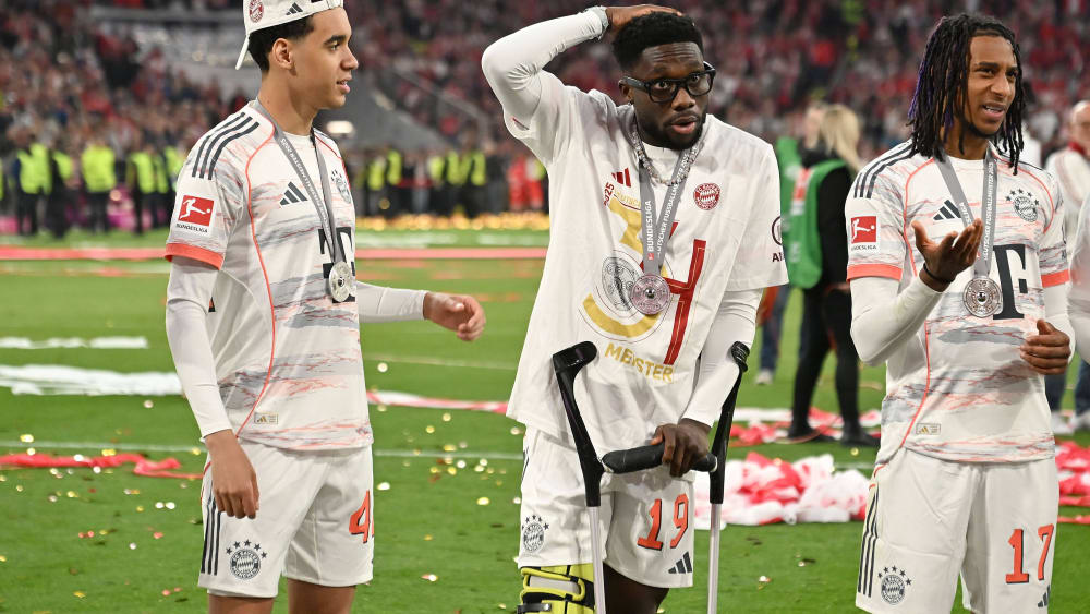 Alphonso Davies (Mi.), hier neben Jamal Musiala und Michael Olise (re.).