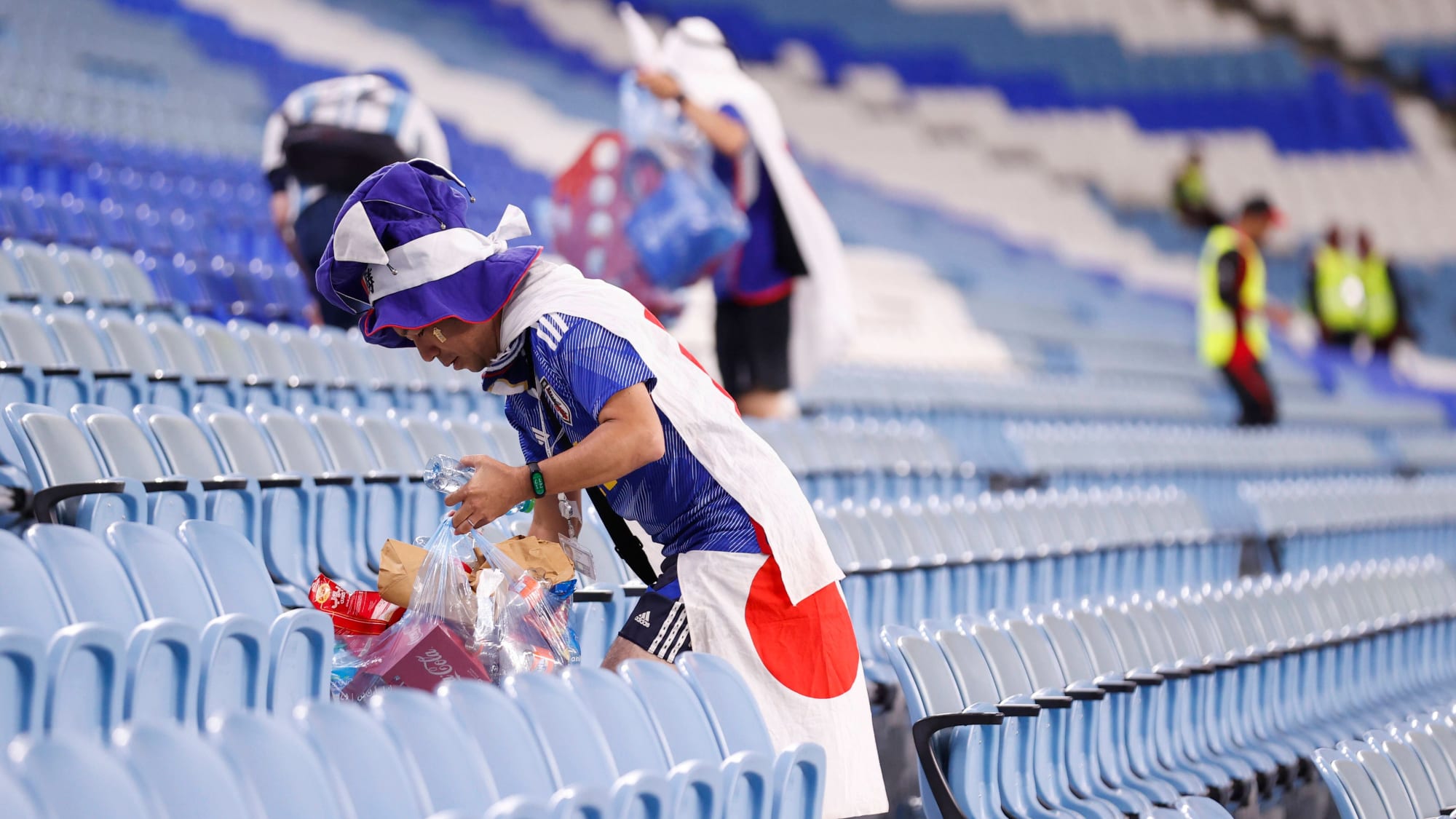 Die japanischen Fans räumten ihren Block bei der WM nach dem Spiel fein säuberlich auf.