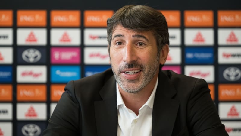 Alex Mumbru, Basketball-Nationaltrainer von Deutschland, spricht während seiner Vorstellung als neuer Basketball-Bundestrainer.