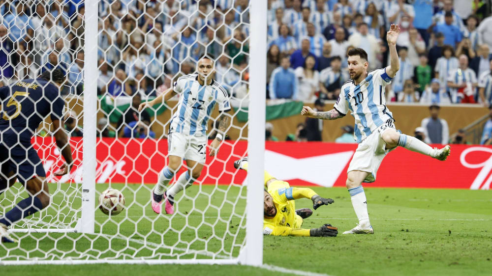 Das Tor zum zwischenzeitlichen 3:2 im WM-Finale: Lionel Messi überwindet Hugo Lloris, Jules Koundés Rettungstat kommt zu spät.