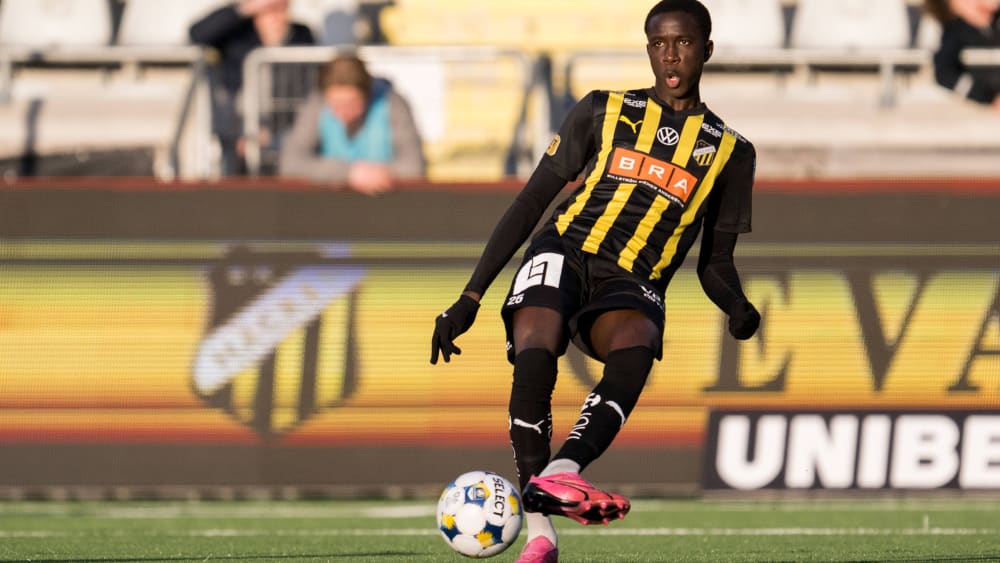 Abdoulaye Faye wechselt von BK Häcken zu Bayer 04 und soll direkt weiterverliehen werden.
