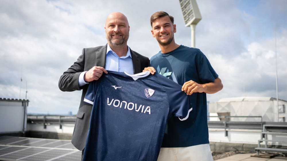 VfL-Geschäftsführer Dirk Dufner (li.) mit Neuzugang Romario Rösch.