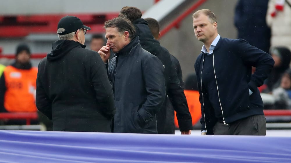 Bruno Labbadia (Mi.) könnte gegen Union Berlin sein vorerst letztes Bundesligaspiel als VfB-Coach geleitet haben, Sportdirektor Fabian Wohlgemuth (re.) fand klare Worte.