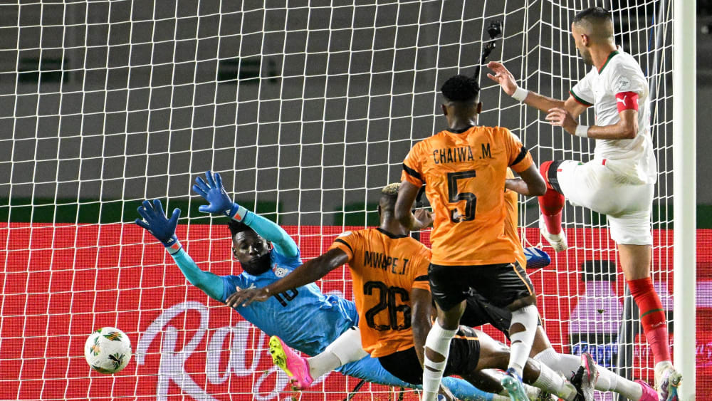 Das einzige Tor des ganzen Afrika-Cup-Tages: Hakim Ziyech (re.) überwindet Lawrence Mulenga.