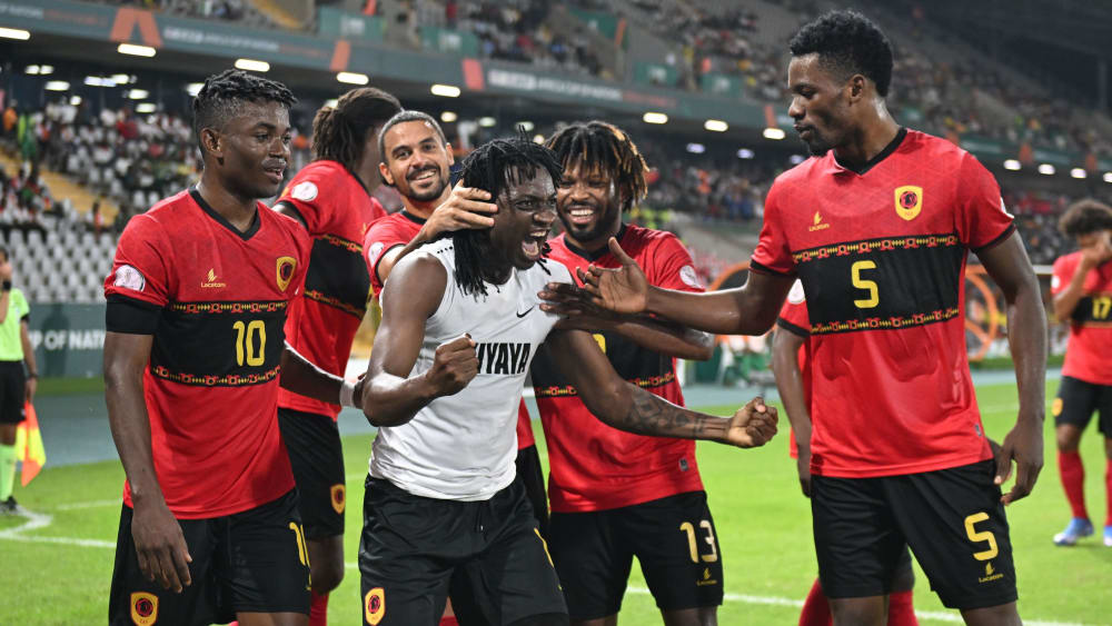 Angolas Torschütze Mabululu (Mi.) jubelt mit seinen Teamkollegen.