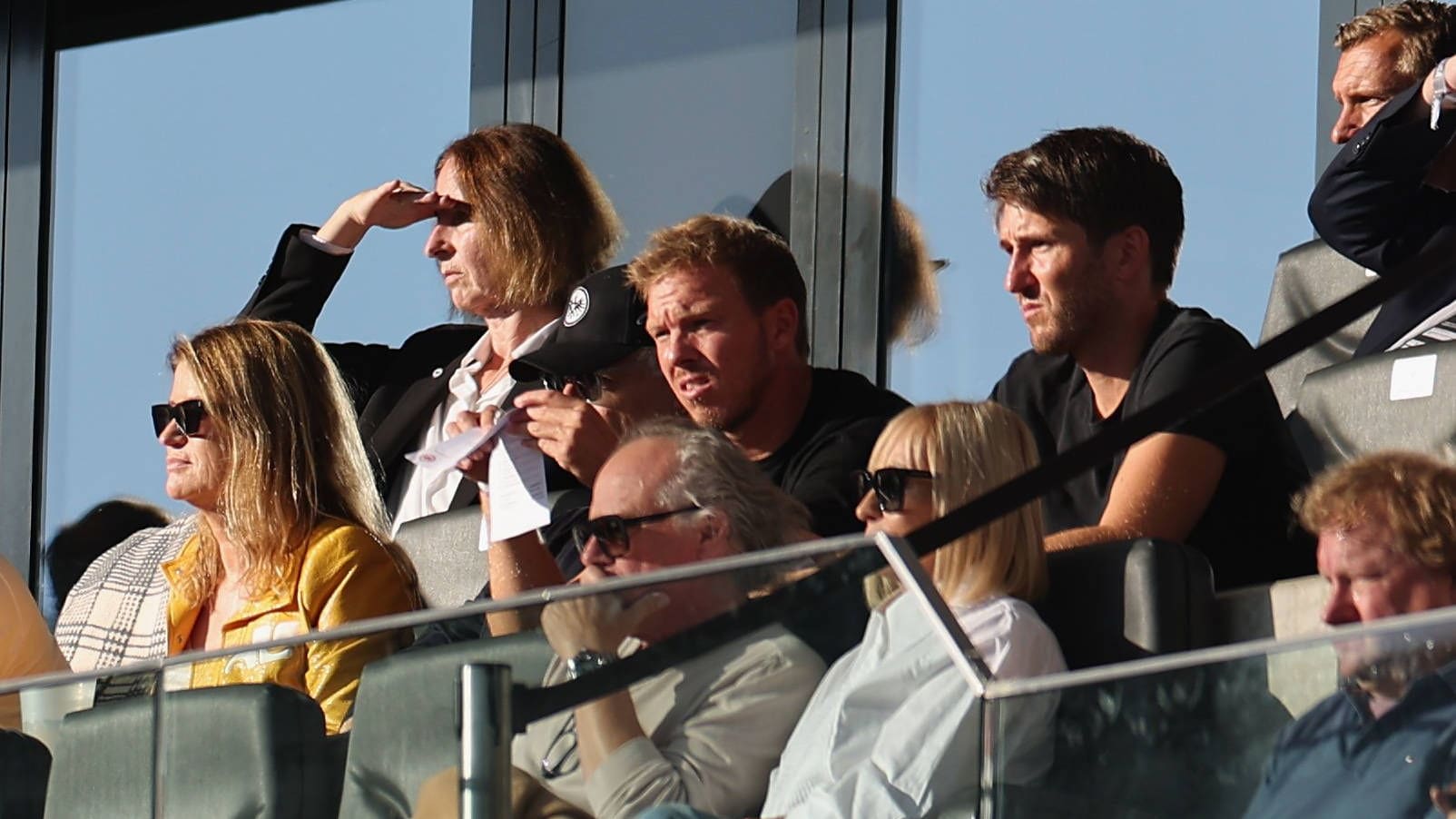 Julian Nagelsmann (Mi.) auf der Tribüne bei Eintracht Frankfurt