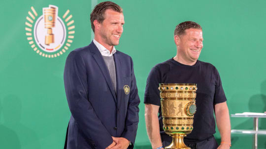 Sind dem DFB-Pokal beim "Cup Handover" im Roten Rathaus in Berlin bereits nahe gekommen: Frankfurts Markus Krösche (li.) und Leipzigs Max Eberl.