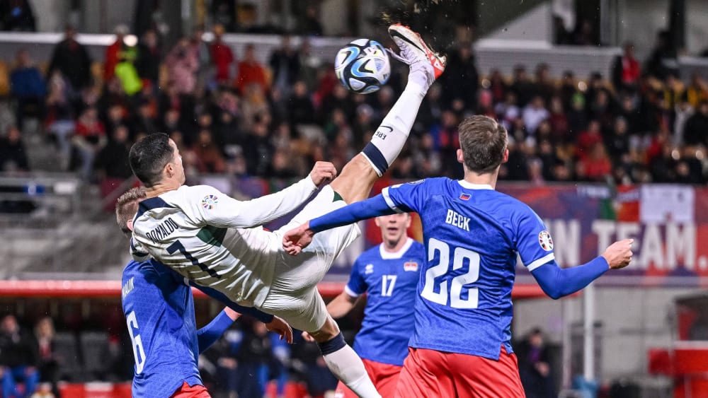 Hoher Luftstand: Cristiano Ronaldo bei einem Fallrückzieher im Spiel in Liechtenstein.