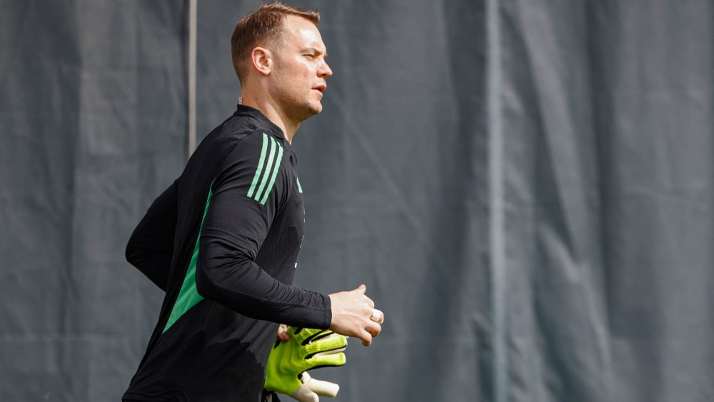 Manuel Neuer nahm am Montag am Abschlusstraining der Bayern für die Partie bei Arsenal teil.