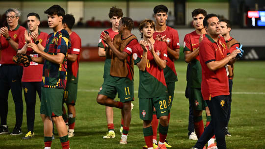 Trotz der Niederlage gegen Frankreich zieht Portugal als Gruppensieger ins Viertelfinale der U-17-EM ein.