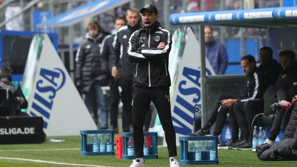 Erwartet von seiner Mannschaft gegen Heidenheim eine Reaktion: Hannover-Coach Stefan Leitl.