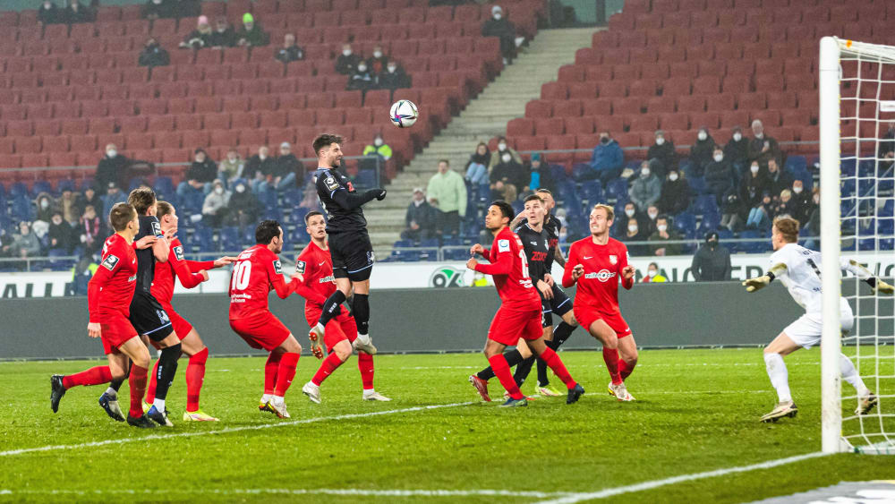 Moritz Stoppelkamp steigt hoch und trifft zum entscheidenden 1:0 gegen Havelse.