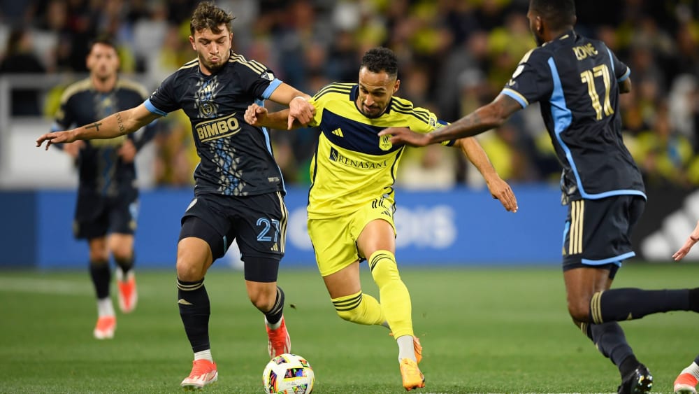 Kai Wagner (li.) und Hany Mukhtar (mi.) im Zweikampf.