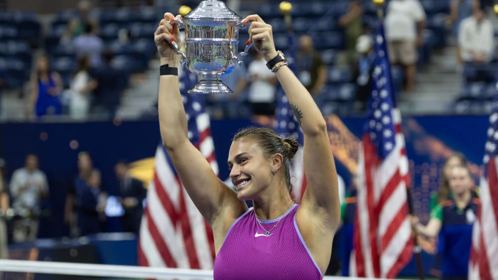 Stolz präsentiert Aryna Sabalenka die Trophäe in New York.
