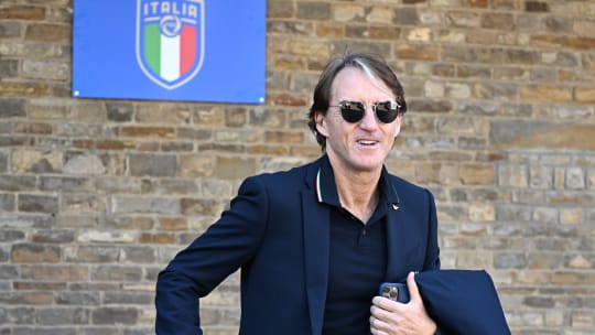 Geht mit Sonnenbrille lässig und voller Zuversicht voran: Italiens Nationaltrainer Roberto Mancini.