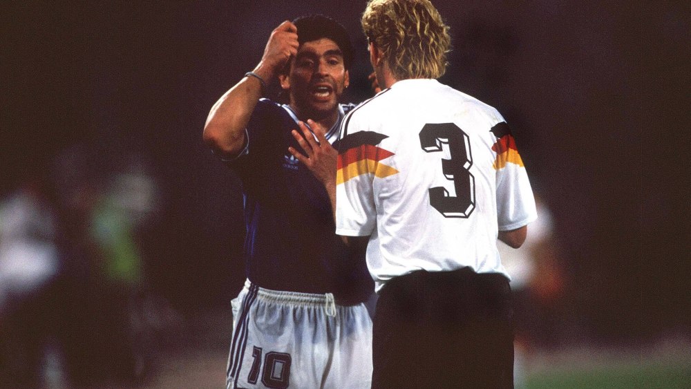 Landete in Argentinien: Andi Brehmes Trikot mit der Nr. 3 vom WM-Finale 1990, hier diskutiert Brehme mit Diego Maradona.