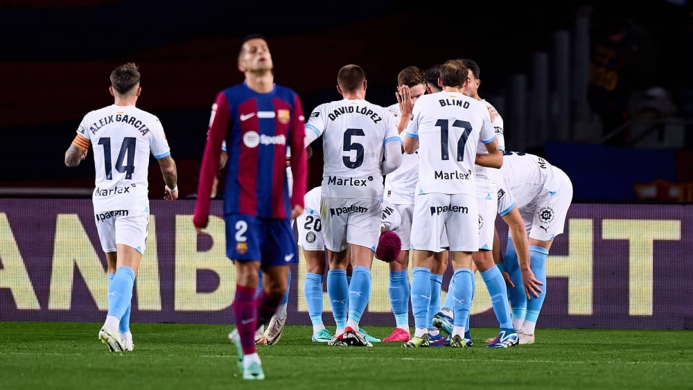 Die Girona-Spieler feiern im Hintergrund, während Joao Cancelo hadert.