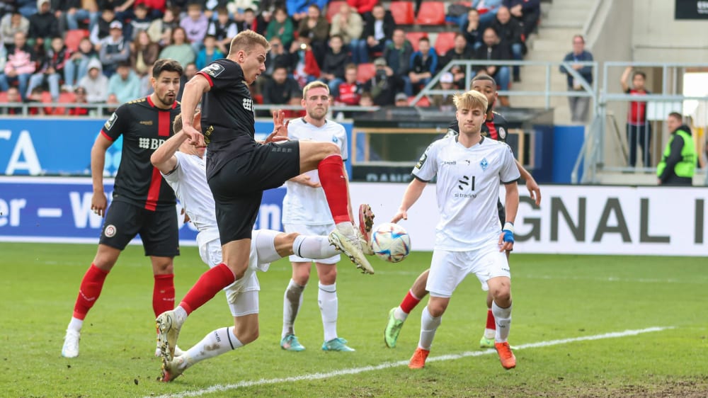 Florian Carstens traf zum 2:0 für Wiesbaden.