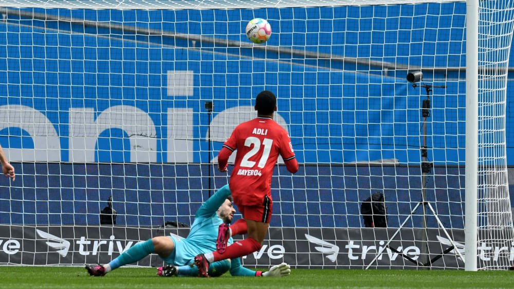 Vollstreckt: Amine Adli schiebt gegen SGE-Keeper Kevin Trapp (u.) zum 1:0 für Leverkusen ein.