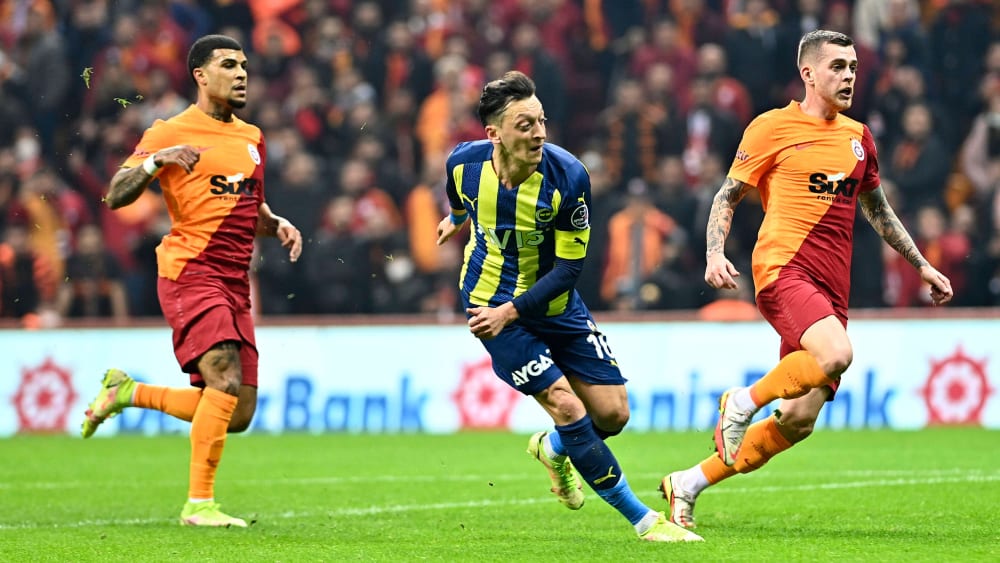 Da schauen sie alle dem Ball hinterher, gleich schlägt es ein: Mesut Özil erzielt hier das 1:1 gegen Galatasaray. 