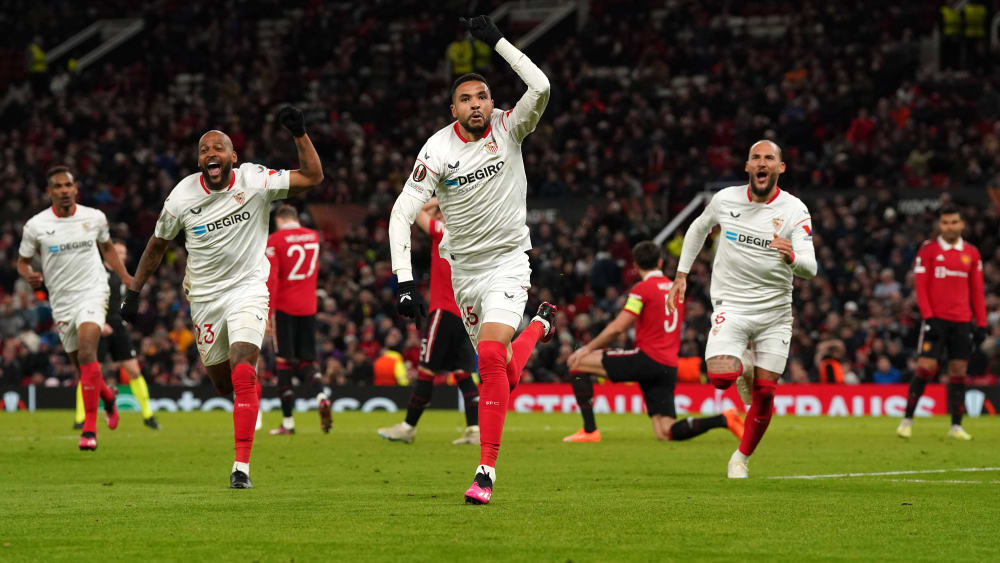 Sevilla durfte bei Manchester United gleichermaßen spät wie kurios jubeln.
