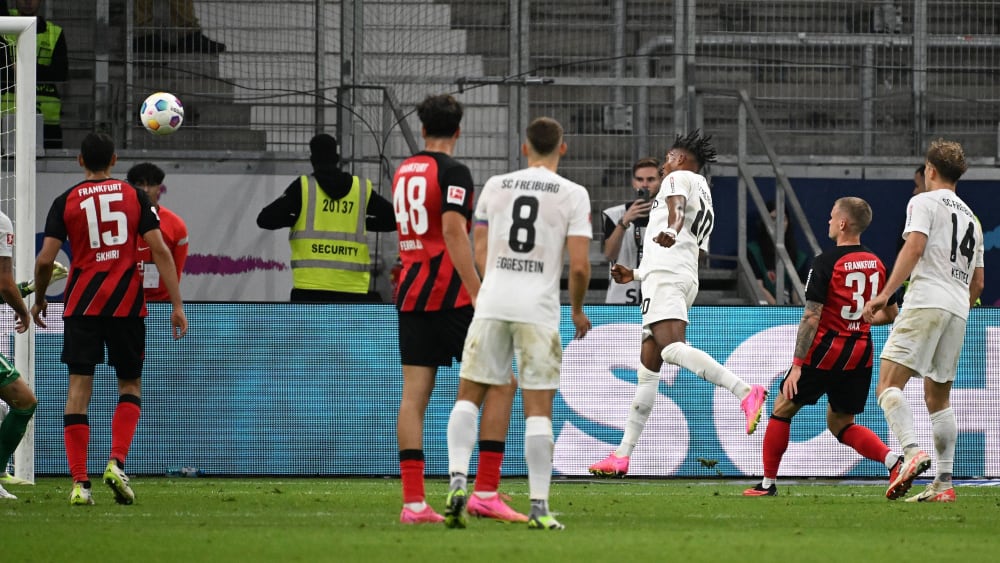 Junior Adamu (SC Freiburg, Mi.) köpft den Ball in der letzten Minute zum 1:0 ins Tor. Allerdings steht er gegen Frankfurt dabei im Abseits.