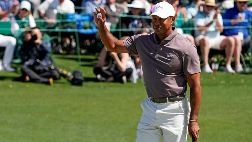 Tiger Woods grüßt die Zuschauer nach dem 18. Loch am zweiten Tag des Masters.