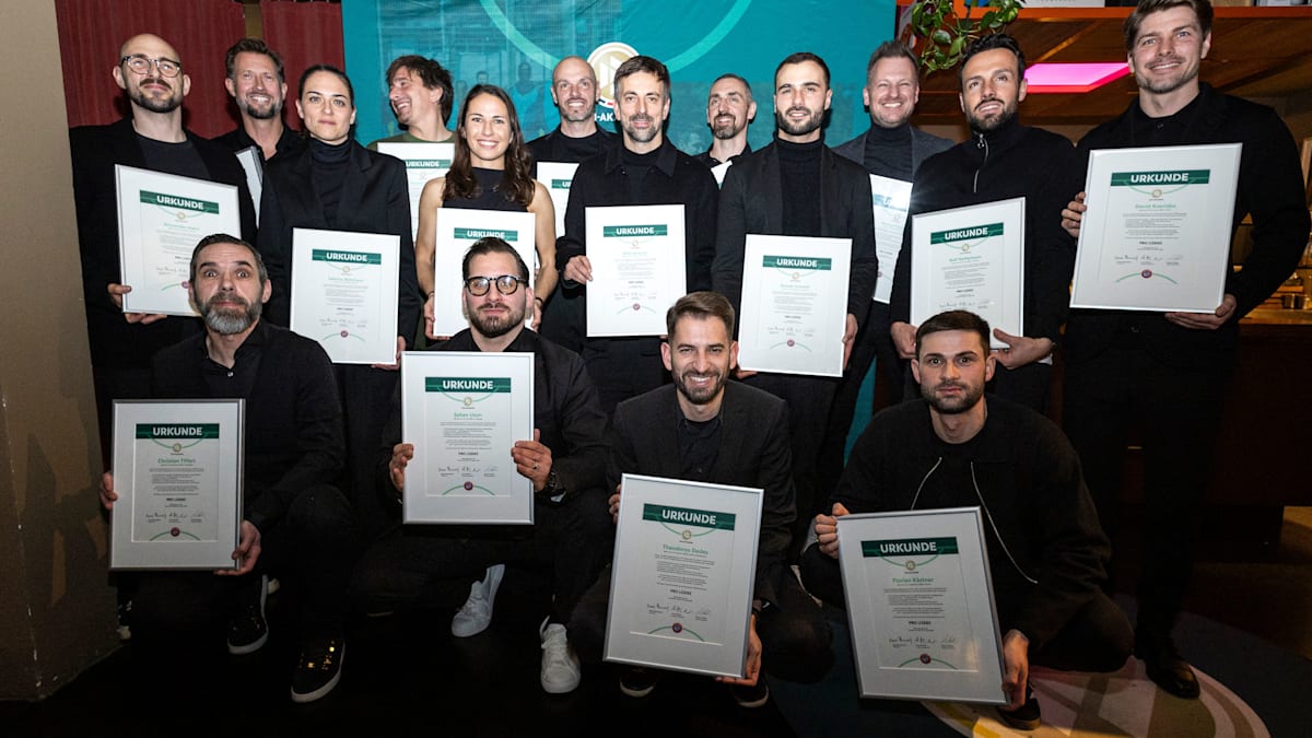 17-Trainerinnen-und-Trainer-erhalten-DFB-Pro-Lizenz