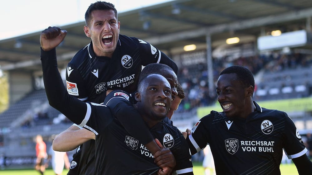 Christian Kinsombi (vorne) wurde gegen Magdeburg zum Matchwinner.