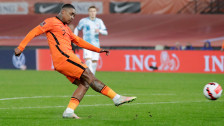 Schuss ins Glück: Steven Bergwijn zieht ab und erzielt das 1:0 für Oranje. 