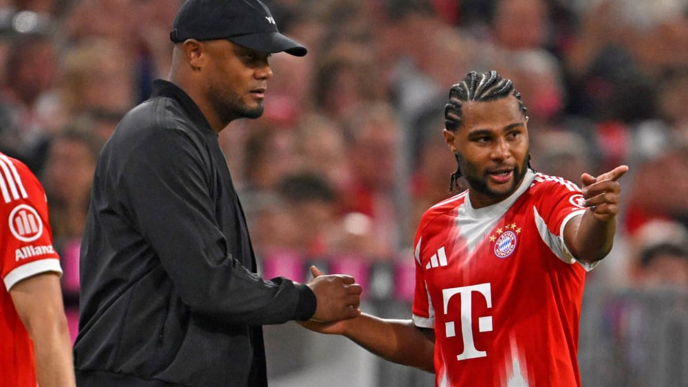 Trainer Vincent Kompany mit Serge Gnabry