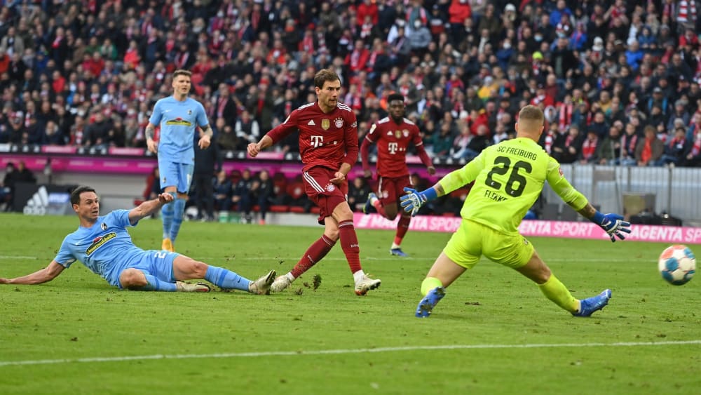 Führungstor: Leon Goretzka überwindet Freiburgs Keeper Mark Flekken (re.). 