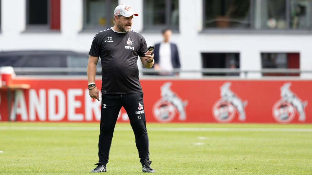 Gibt Kölns Trainer Steffen Baumgart bald in einem runderneuertem Trainingsplatz am Geißbockheim Anweisungen?