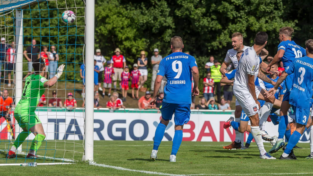 Entscheidung in Illertissen: Patrick Mainka (3.v.re.) trifft per Kopf zum 1:0 für Heidenheim.